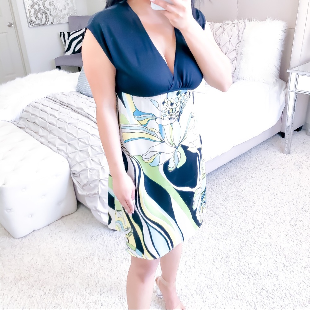 Bebe small v neck short sleeve tropical flower detail dress - Picture 1 of 7